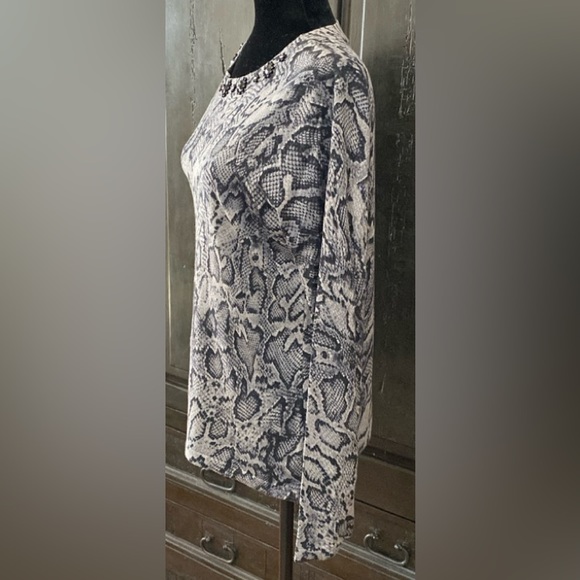 Jones of NY gray/blk snakeskin pattern sweater -Size Medium - Picture 2 of 10